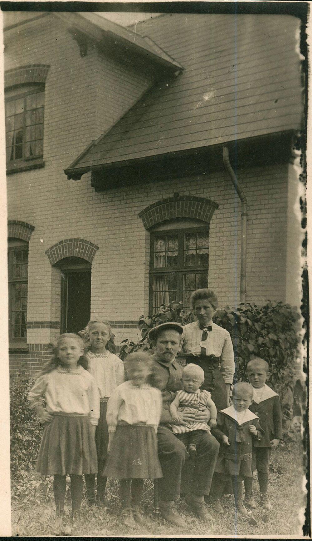 Valkemester Hugo Schubert med familie, 1915