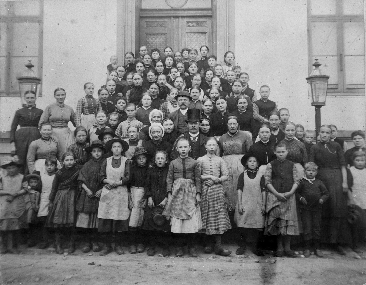 Direktør Edmund Daverkosen med de kvindelige arbejdere, ca. 1890