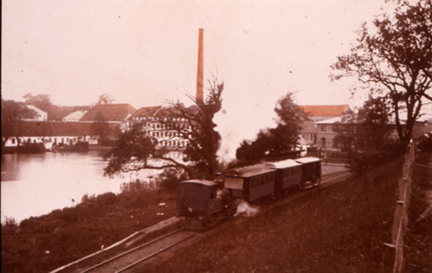 Nærumbanens tog passerer Brede ca 1905
