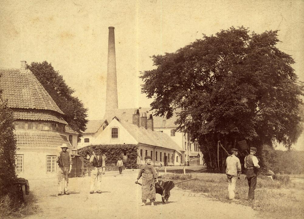 Strandmøllen lige før den blev nedlagt som papirfabrik i 1898.