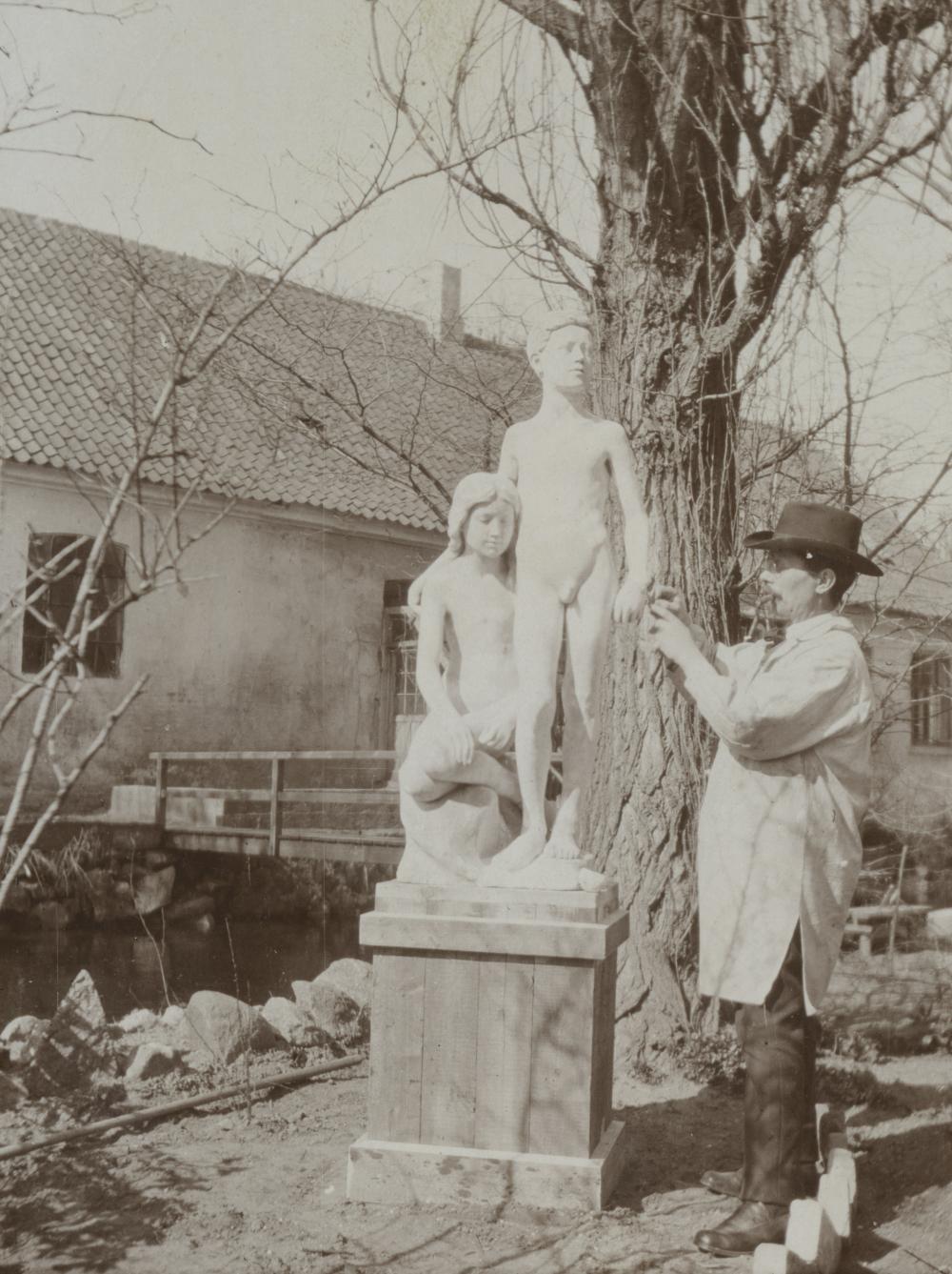Billedhuggeren Just Nielsen Sondrup arbejder med skulpturen ”Forår”, 1934