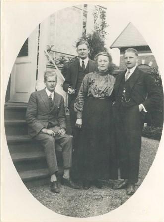 Brødrene Gunnar, Carl og Louis Hartmann, fotograferet sammen med deres mor, Henriette Hartmann, 1920