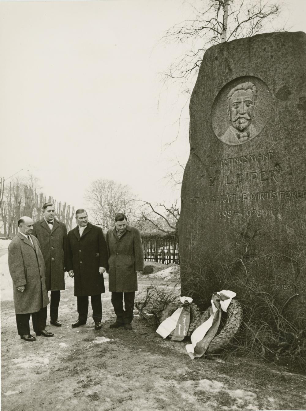 50-årsdagen for det første landsmøde i Det Konservative Folkeparti blev markeret ved Emil Pipers mindesten. Fra venstre Poul Sørensen, Aage Hastrup, Paul Fenneberg og Ole Stæhr, 23.2.1966