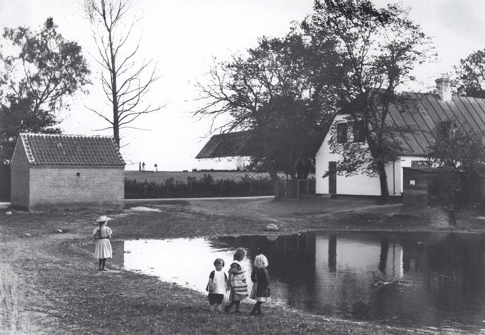 Børn ved Virum Gadekær, ca. 1900