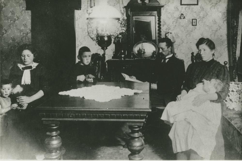 Sophus Willumsen med familie i dagligstuen på Søgård, 1913