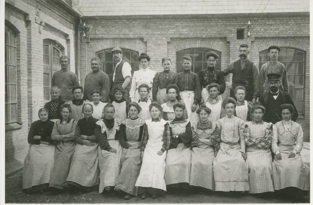 Arbejderne i papirsalen på Ørholm Papirfabrik. Julius Hansen som nr. to fra højre i bagerste række med ﬂot overskæg, 1913.