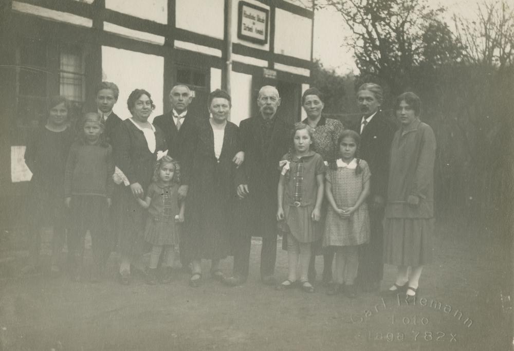 Famlien Kibenich foran ”Fileværket” i Raadvad. I midten Andrea Kibenich med sin far under armen, ca. 1925.