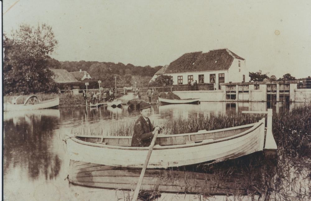 Jens Lundquist fotograferet i en af bådene i 1896.