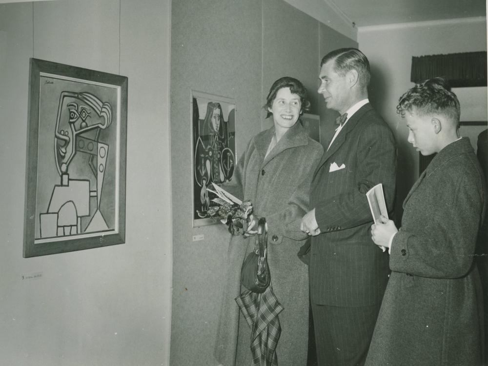 Borgmester Paul Fenneberg og arveprinsesse Caroline Mathilde ved åbning af udstillingen med Pablo Picassos værker på Lyngby Rådhus, 1954.