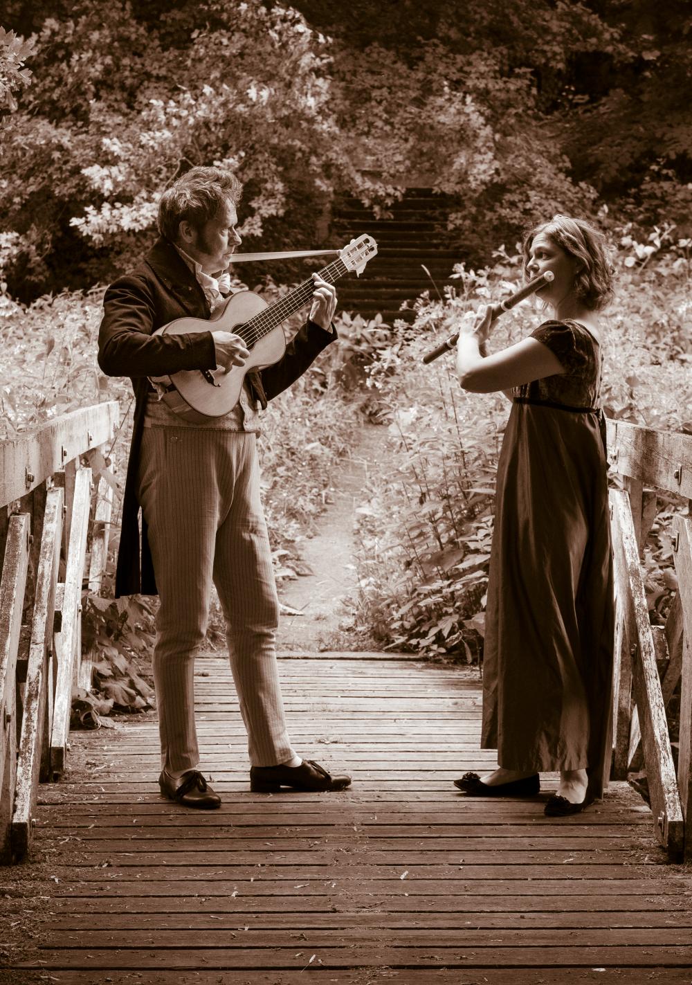 Winnie Bugge Frandsen og Lars Hedelius-Strikkertsen spiller på instrumenter fra 1800-tallet 