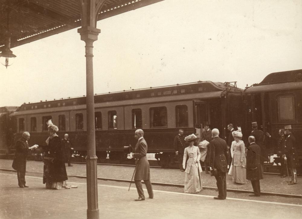 Christian den 10. ankommer til Lyngby Station, 1910