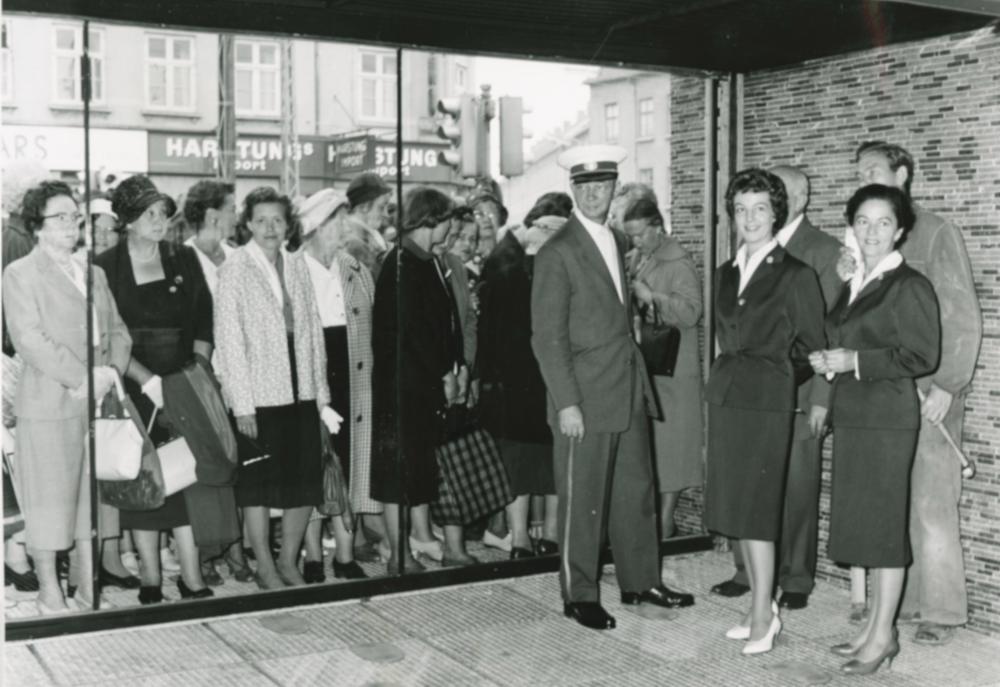 Mennesker der står klar ved dørene af Magasin i Lyngby 1960 i forbindelse med dens åbning