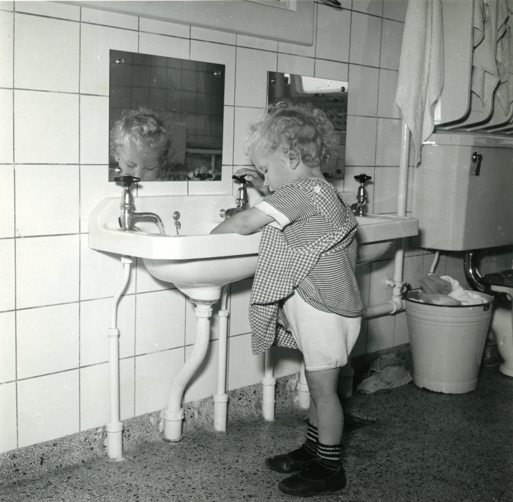 Barn der vasker hænder på Carlshøj Børnegård 1952, sort hvid