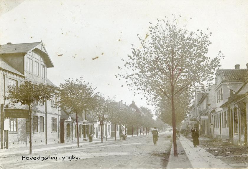 Lyngby Hovedgade 46, ca. 1900 - brolægning