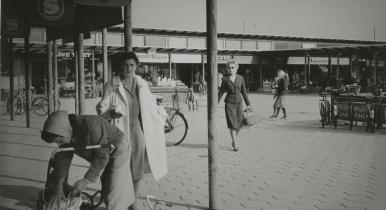 Husmødre på Sorgenfri Torv, 1950'erne
