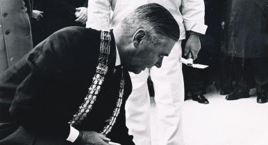 Borgmester Paul Fenneberg som foretager grundstensnedlæggelse på DTU i 1960, sort-hvid