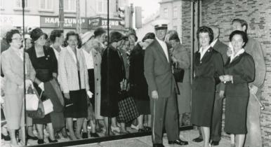 Mennesker der står klar ved dørene af Magasin i Lyngby 1960 i forbindelse med dens åbning