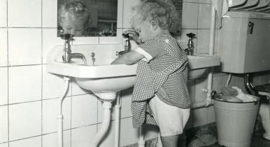 Barn der vasker hænder på Carlshøj Børnegård 1952, sort hvid